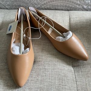 Women’s pointed toe ballet flats. Faux leather exterior. Memory foam insole.